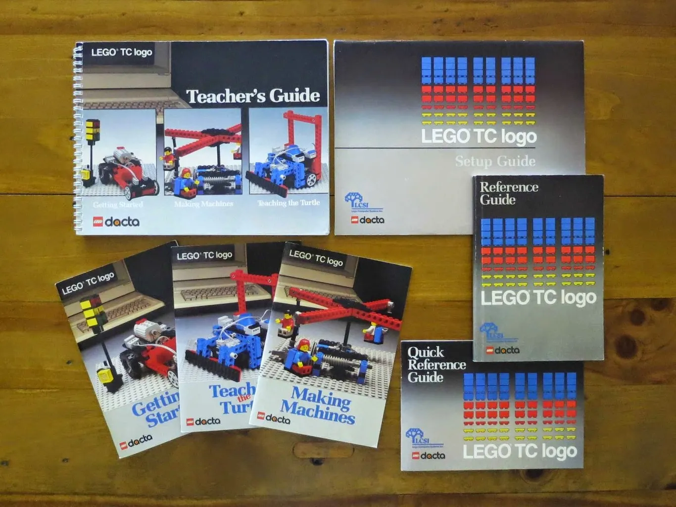 Los libros del kit LEGO TC Logo: la guía del docente, las guías de instalación y de referencia, y los cuadernos Getting Started, Teaching the Turtle y Making Machines.