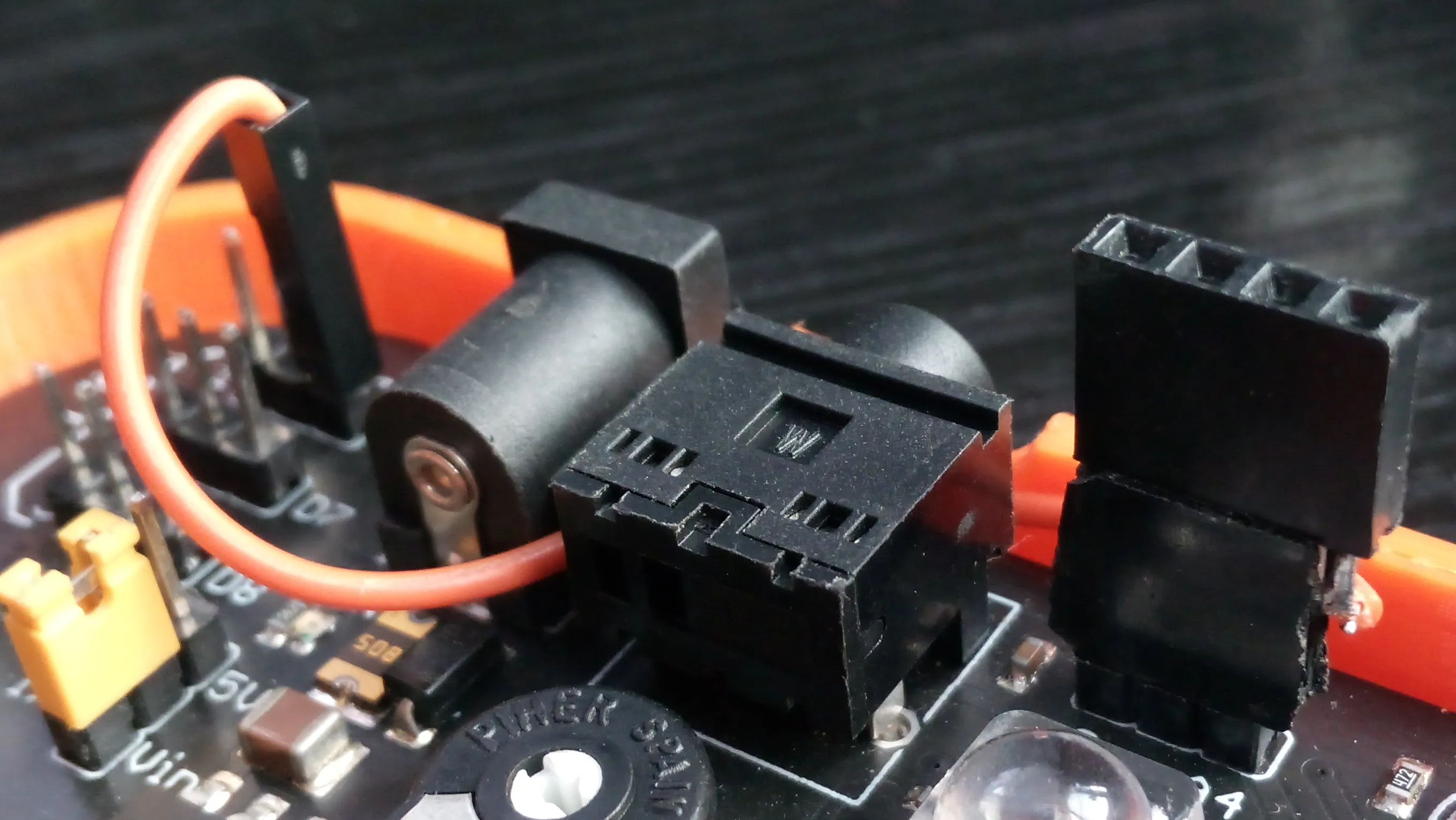 El cable de la pantalla conectado a la placa, junto a los conectores de alimentación y audio.