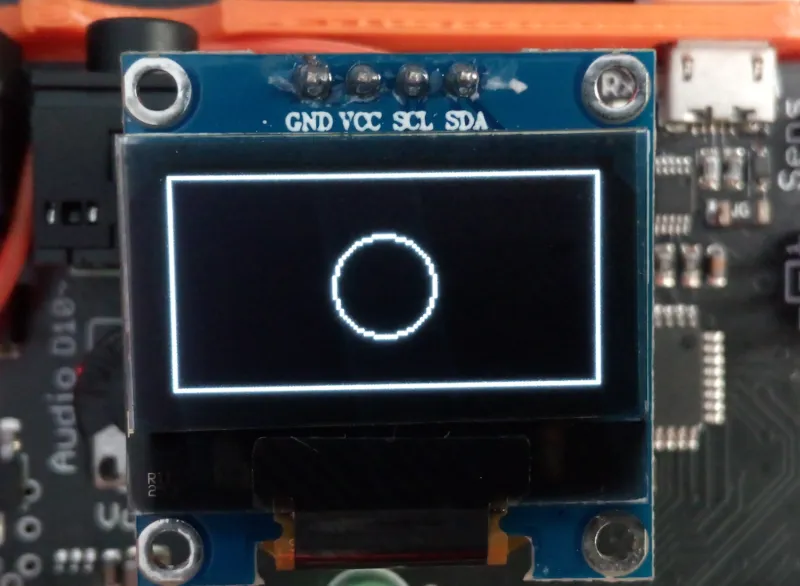 La pantalla muestra un círculo centrado dentro de un rectángulo.
