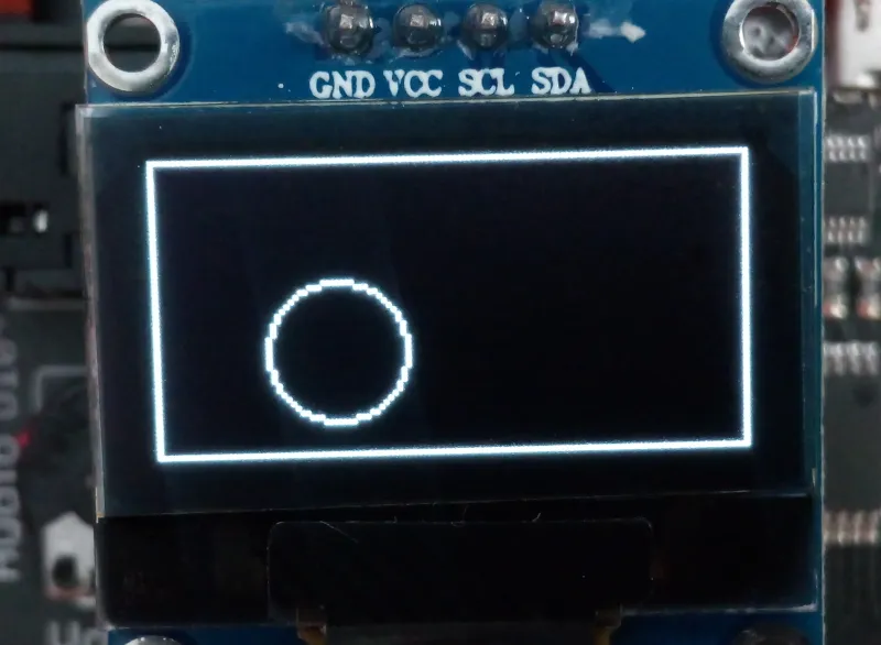 La pantalla muestra el círculo desplazado hacia la izquierda dentro del rectángulo.