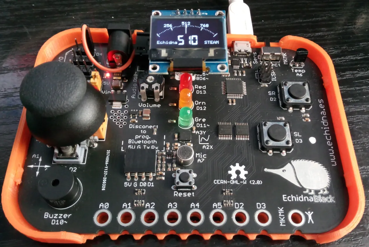 La EchidnaBlack en su carcasa naranja, con la pantalla OLED conectada.