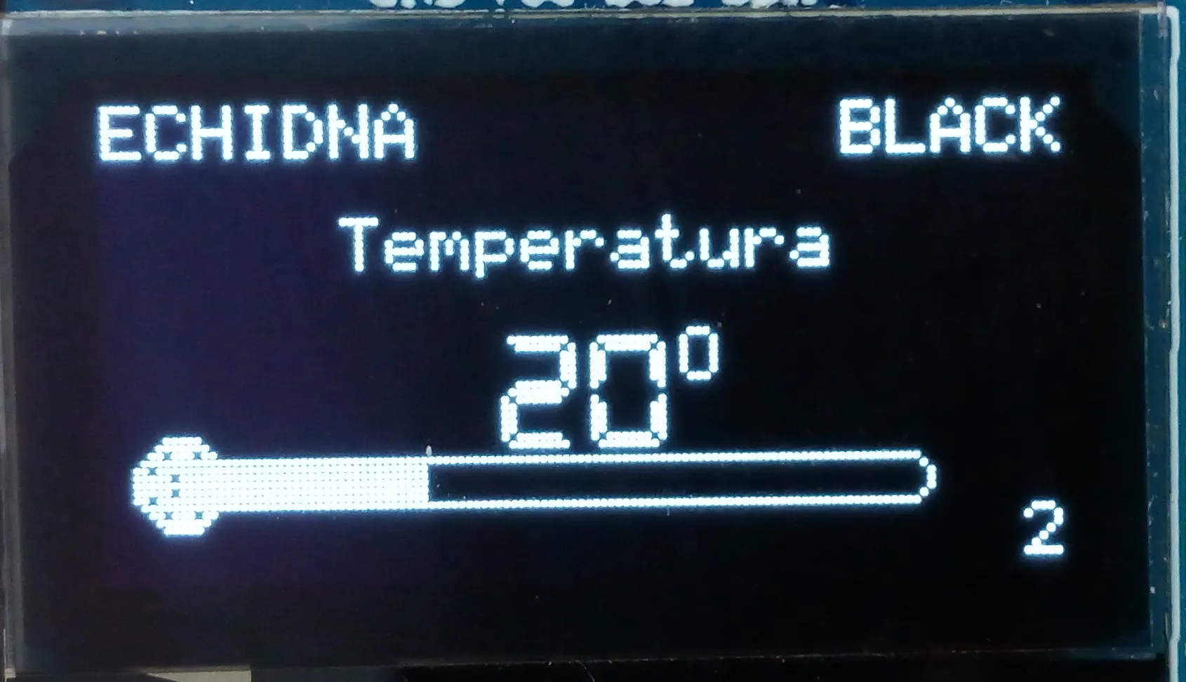 La pantalla muestra un termómetro que marca 20 grados.