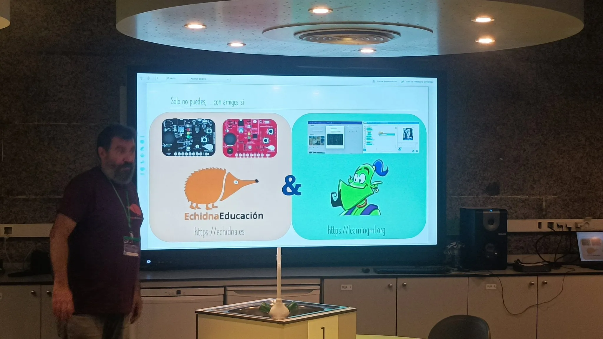 Charla sobre EchidnaML, con la placa y LearningML proyectados en la pantalla.