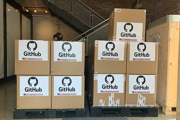 Cajas con el logo de GitHub preparadas para el envío.