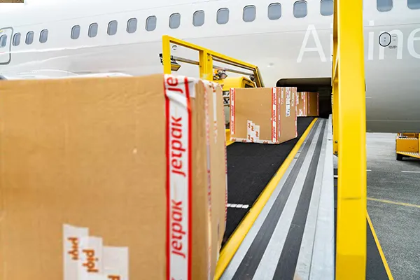 Las cajas cargadas en un avión.