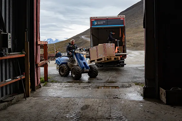 Descarga de las cajas a la entrada de la mina donde está el archivo.